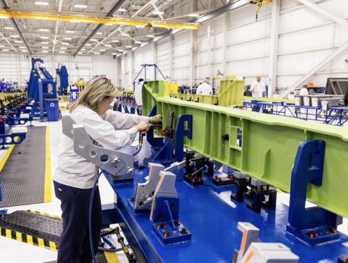 図2 「HondaJet Echelon」の主翼部分の組み立ての様子