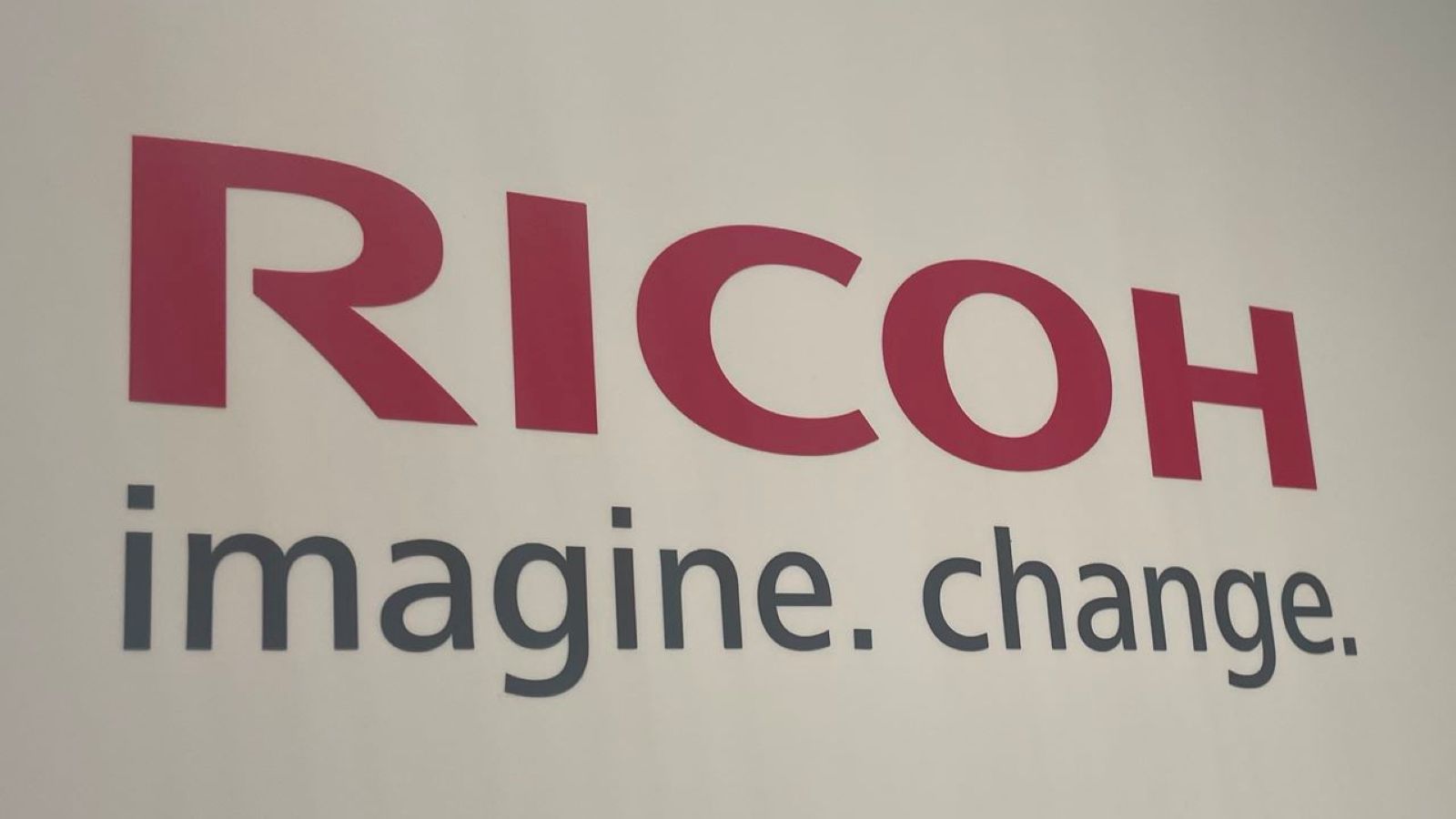 リコーが日本語性能でGPT-5に匹敵する金融特化型LLMを開発、業務遂行能力を強化