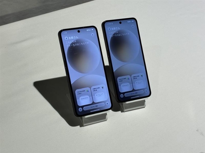 公開されたNatural AI Phone。端末の幅は78ミリメートル、高さは164ミリメートル、厚さは8.3ミリメートルで、重さは約200グラム