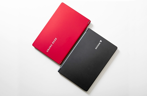 赤いボディにシルバーのロゴが輝く浦和レッズオフィシャルパソコン「mouse X4-B-URDS」。高性能CPU搭載で、長時間駆動バッテリーを内蔵したX4シリーズをベースにしているため、デザイン性ばかりでなく、ビジネスでの活用に貢献する性能を兼ね備えている 