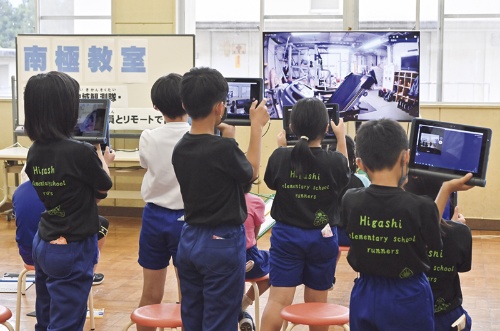リモート交流「南極教室」の1コマ。授業の様子をタブレットPCで録画する子どもたち