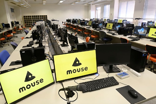 PCルームにはマウスコンピューターのスリム型デスクトップPC「MousePro Sシリーズ」約220台とiiyamaの21.5型液晶ディスプレー約400台を整備した