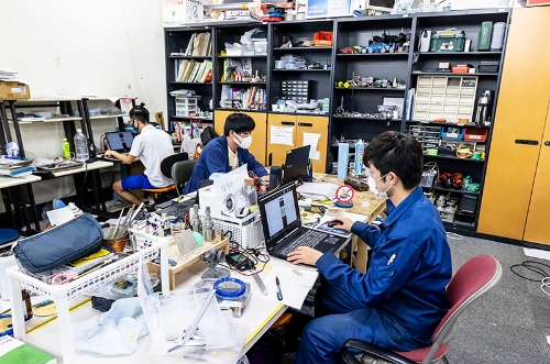 「ものつくり大学スターリングエンジンプロジェクト」のチーム室。1年生3人が1人1台のマウスコンピューター「G-Tune P5」を活用してエンジンの設計・製作に取り組む