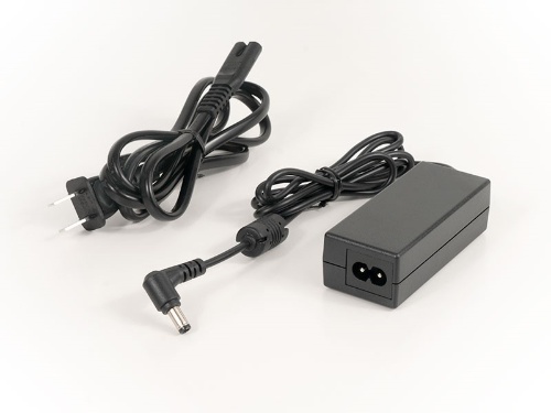 持ち運びがしやすいように電源アダプタも小型化している