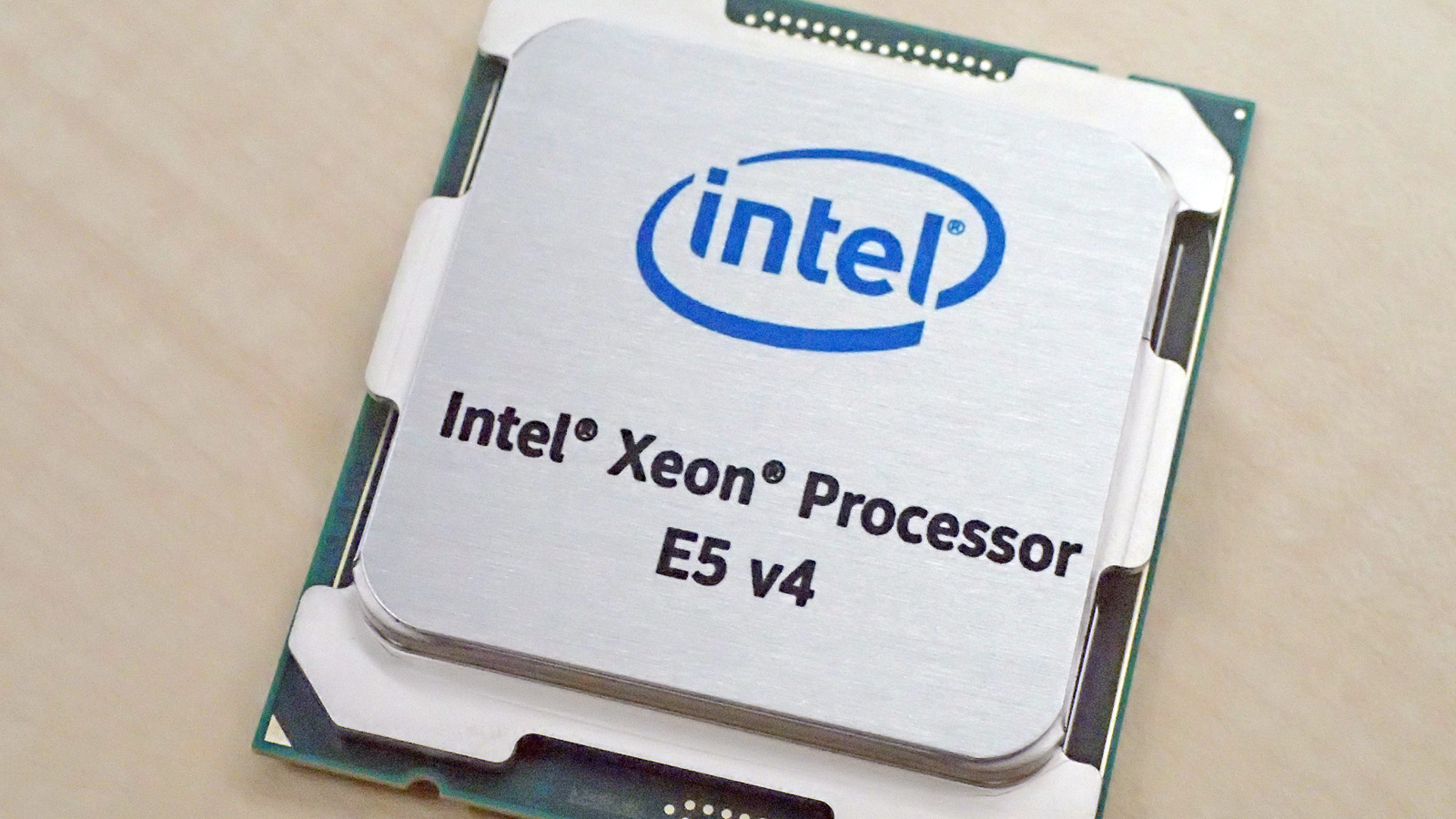 インテル、最大24コア、24TBメモリー対応のXeon E7 v4を発表 | 日経
