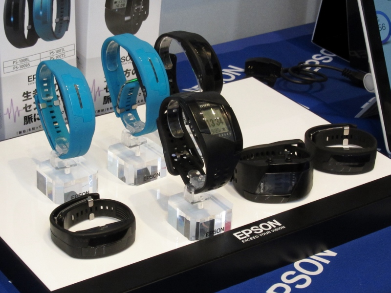 カシオ、iPhoneにデータ転送できるBluetooth搭載ストップウオッチ「HSB