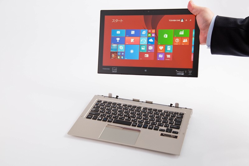 Windows 8が快適に使えてタブレット型に変身するノートPC「dynabook