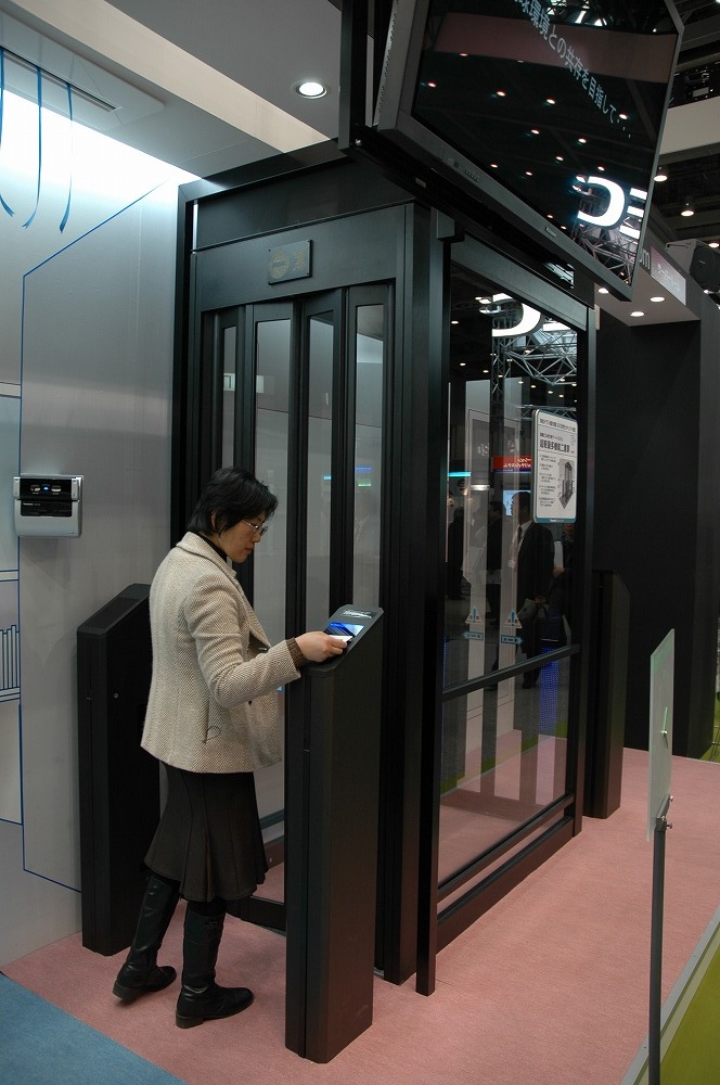 大型自動回転ドアを都内に設置、ナブテスコ | 日経クロステック（xTECH）